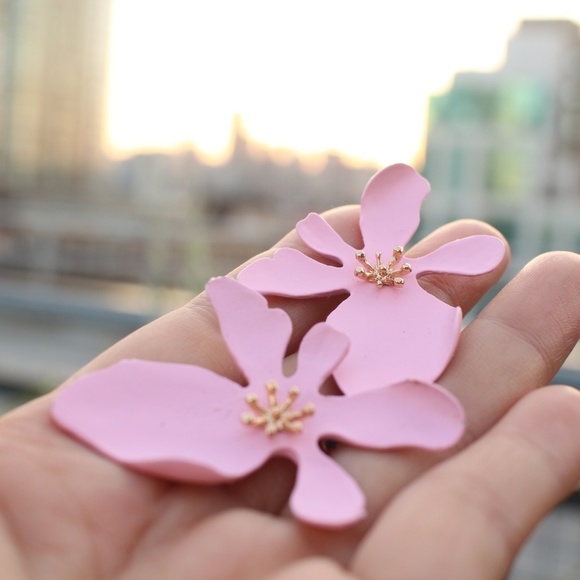 NEW Handmade Pink Lily small stud flower earrings - Picture 3 of 10
